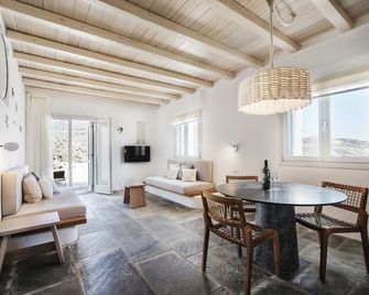 Hide out Suites - Mylopotas - Comedor