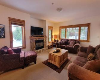 Sunny and Cozy Two Bedroom - Rossland - Living room