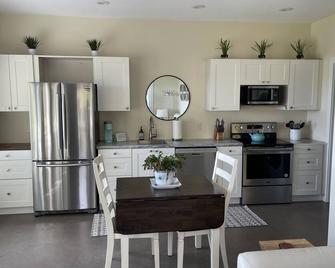 Nevaeh Properties - The Den - Pokegama Lake - Adults Only - Cohasset - Kitchen