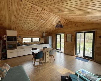 Small wooden house on the edge of a forest - Hourtin - Essbereich