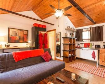 South Pasadena Studio Near Metro - South Pasadena - Living room