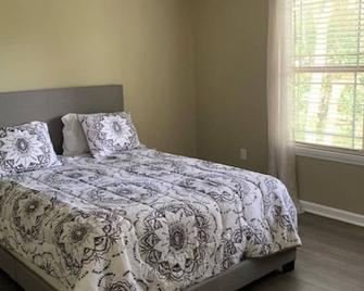Cozy, Stylish Garden Home - Dothan - Bedroom