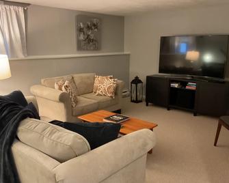 Located north of Boston/ comfort and relaxation in your home away from home - Woburn - Living room