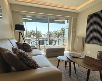 Luxurious Rottaro apartment facing the sea. - Κάννες - Σαλόνι