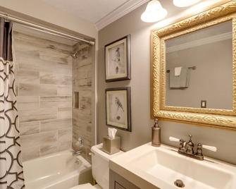 Blue Ridge Getaway with Hot Tub and Seasonal View! - Blue Ridge - Bathroom
