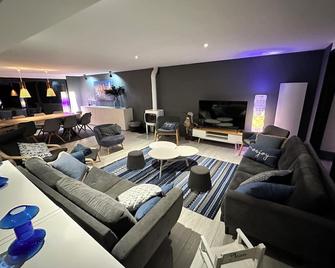 Family home near the sea - heated swimming pool, trampoline, exotic garden. - Les Moutiers-en-Retz - Salon