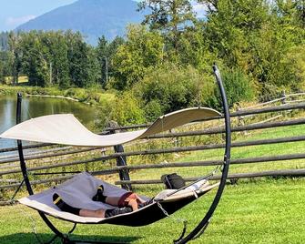 Hidden Gem Oasis A peaceful, beautiful spot on the Shuswap River, pet-friendly, - Enderby - Patio