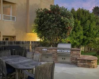 Hear the waves from our cottage! Perfect for couples with 2 kiddos - Pismo Beach - Patio