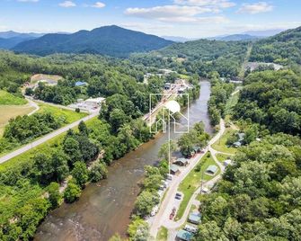 River Run - Riverfront Tiny Home, Trails, and Views! - Sylva - Buiten zicht