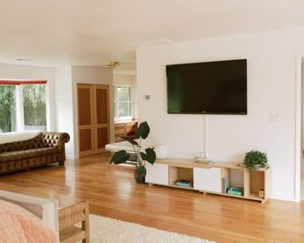 Large 4 bedroom house with pool in bamboo forest! - Medford - Living room
