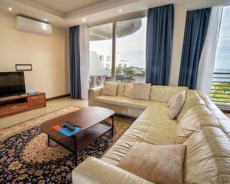 Kilua Beach Residences by CityBlue, Mombasa - Момбаса - Вітальня