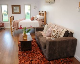 Wagtail Nest Country Retreat - Longford Vic 3851 - Sale - Спальня