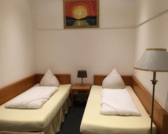 Hotel-Pension Adamshof - ברלין - חדר שינה