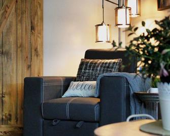 Percy Placeromantic Retreat Pool & Spa! - Kamloops - Area lounge