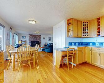 3 Crabs Beach House - Sequim - Dining room