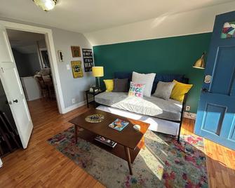 No Cleaning Fee! Blue Door Bungalow - Fast Fiber Wi-Fi & Cozy Amenities - Murfreesboro - Living room