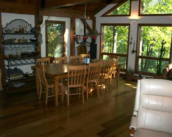 Spectacular Spirit Dancer 4 bedrooms, 1 den w/bed, Luxurious on 60 private acres - Etlan - Yemek odası