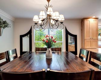 Farm Stay! - Private Heated Pool & Swim Spa - Pool Table - 2 King 7 Queen - 16+ - Pleasant View - Comedor