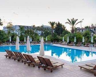Pine House by Werde Hotels - Kemer - Piscina