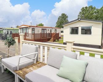 Windermere Lodge, Pet Friendly, Country Holiday Cottage In No Village - Morecambe - Balcon