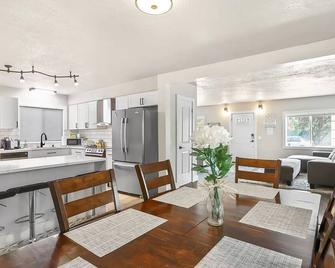 Large Cozy Home - Happy Valley - Dining room