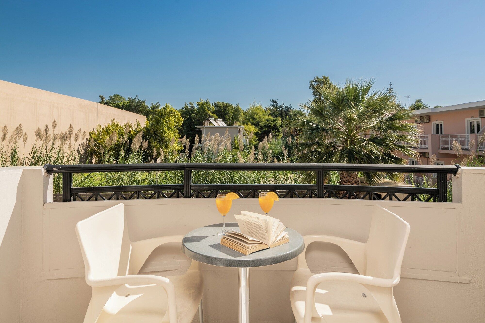 Karras Hotel - לגנאס - מרפסת