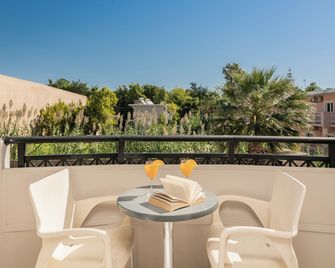 Karras Hotel - לגנאס - מרפסת
