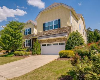 Sunny Apex Vacation Rental with Pool Access! - Apex - Building