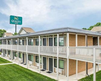 Quality Inn - Cambridge - Building