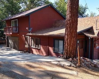 Rustic Cabin/Quiet Area/Next to Forest/Feet From Free Sledding/Hot Tub/Garage - Big Bear - Building