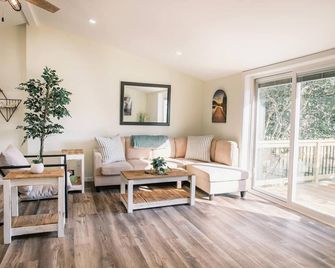 Kindred Spirits Retreat at Lake Marion - Pet Friendly Getaway Minutes from I-95! - Santee - Living room