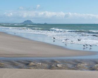 A Beach Barn Haven - Papamoa Holiday Home - Papamoa - Spiaggia