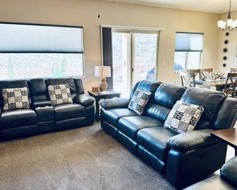 The Cozy Corner by Mesquite Vacation Rentals with Private Patio and 510 in free daily activities - Mesquite - Obývací pokoj