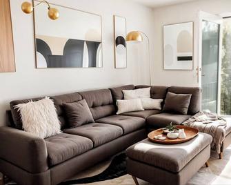 Cozy 3-bedroom apt in downtown Norfolk w/patio. - Norfolk - Wohnzimmer