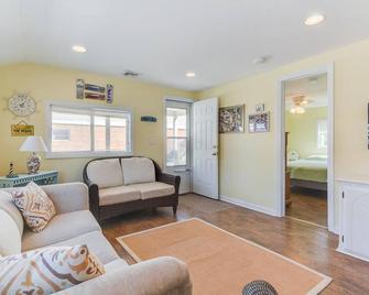 Perfect Summer Vacation! 2 Car Parking, Close Beach & Boardwalk, 4 Badges, Wifi - Point Pleasant Beach - Living room