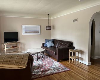 Cheerful two bedroom duplex - Des Moines - Living room