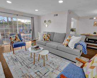 9 mins from Disneyland Arcade Jacuzzi EV Charge - Santa Ana - Living room