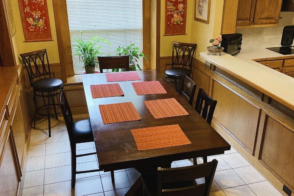 Homestayyy - Dallas - Dining room