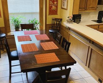 Homestayyy - Dallas - Dining room