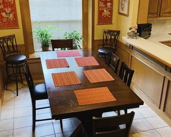 هوم ستايي - دالاس - غرفة طعام