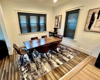The Square on Prairie- Charming 3-bedroom home located near DTSF! - Sioux Falls - Dining room