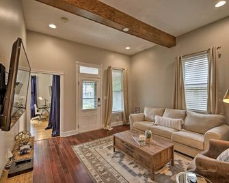 Updated Indianapolis Home, Walk To Lucas Oil! - Indianapolis - Wohnzimmer