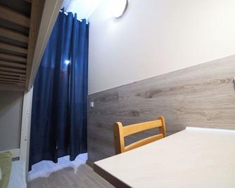 Tokyo Vibes - Private Sleeping Pods Hostel, Self check-in - וילנה - חדר אוכל