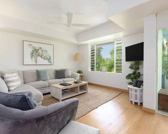 Verandahs Boutique Apartments - Port Douglas - Living room