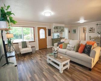 5 minutes from Beaches and the Redwoods - McKinleyville - Living room