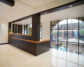7 The Business Hotel - Alwaye - Front desk
