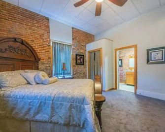 30 West · The Den ·Downtown Hideaway near Fairground - Du Quoin - Habitación