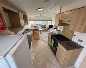 Eyemouth - Caravan - Sleeps 4 - Pet Friendly - איימאות' - מטבח