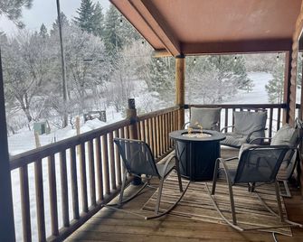 Life in the Woods - Minutes to town! Mt. Emily Retreat at the MERA Trailhead! - La Grande - Balkon