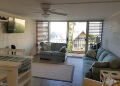 High Floor Ocean View of Oahu's North Shore - Waialua - Living room